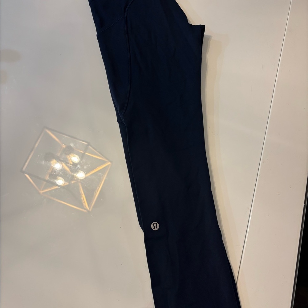 Women’s navy lululemon capri leggings